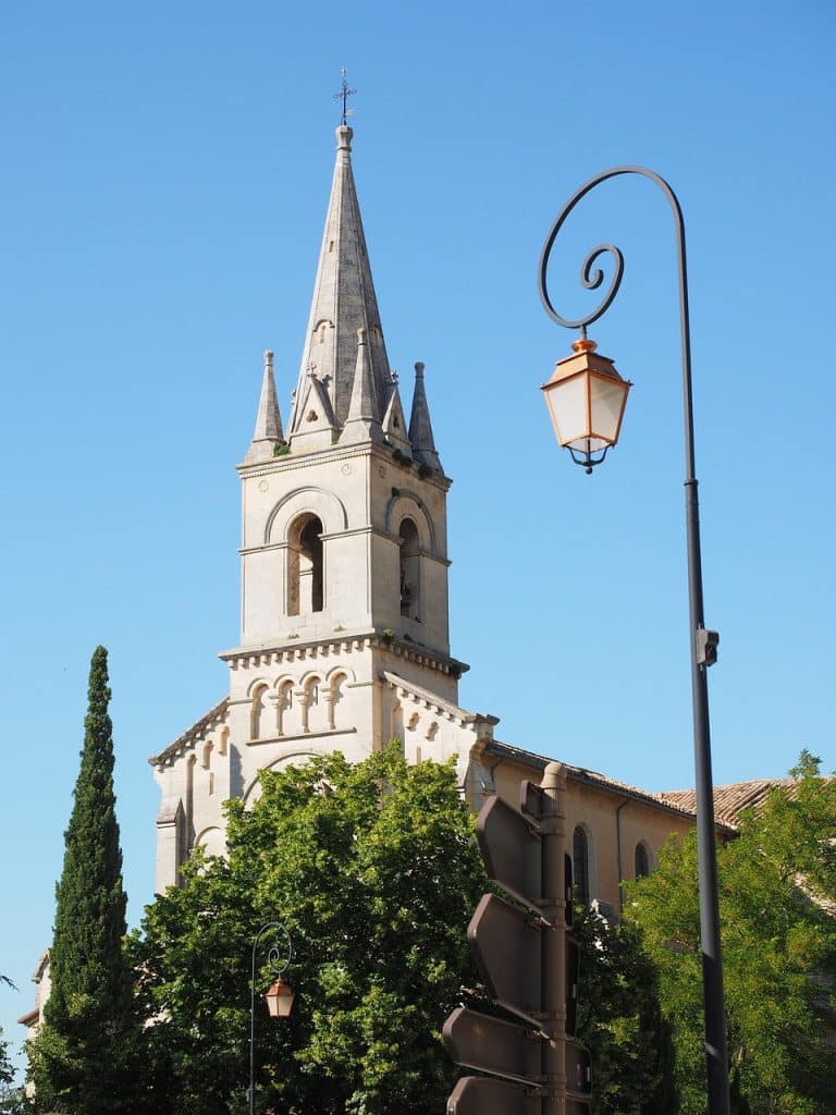 eglise bonnieux village luberon roadtrip van