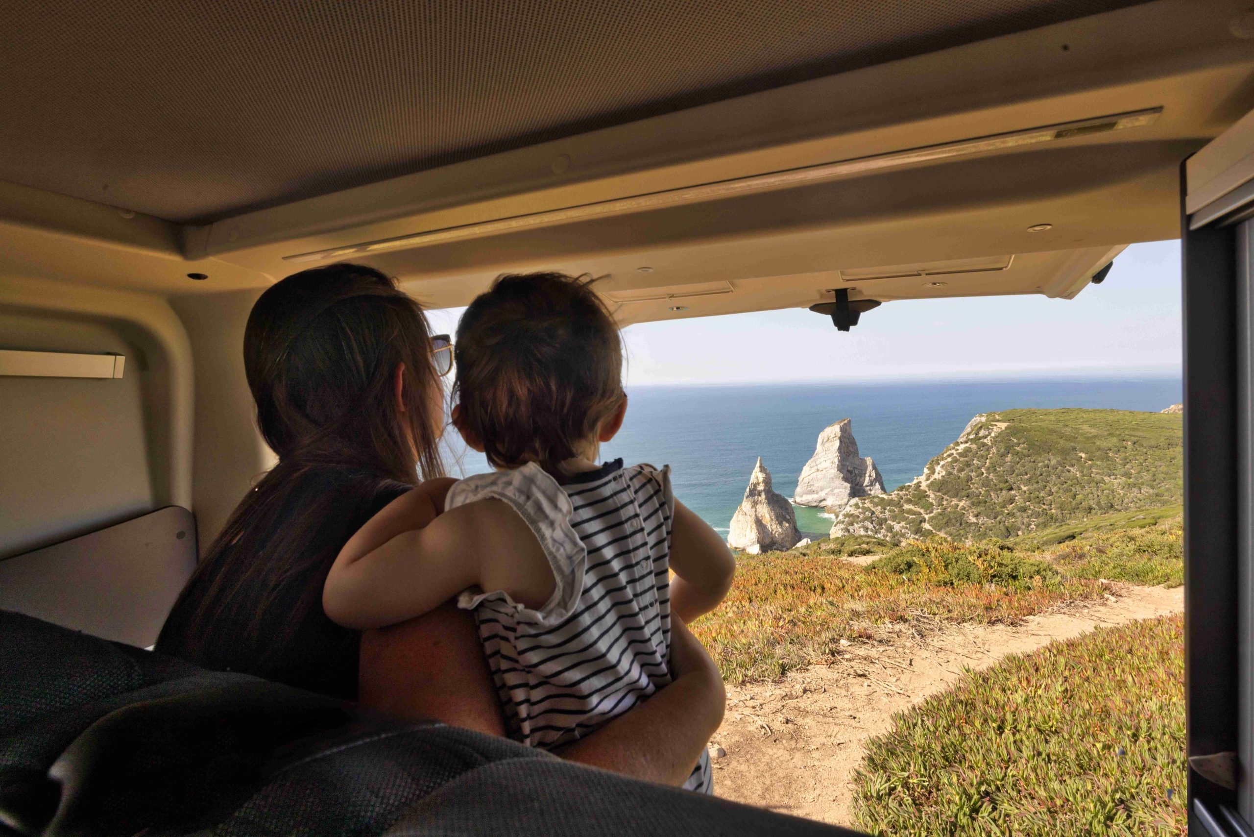 enfants arriere van amenage falaise mer