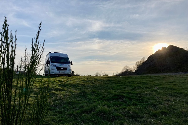 fourgon en pleine nature