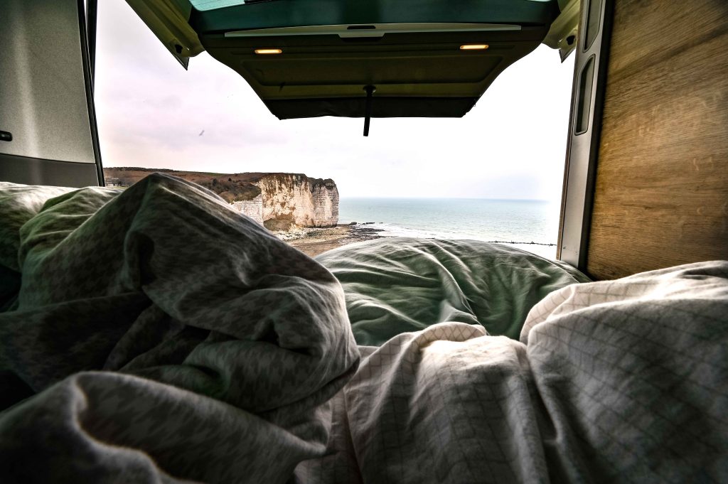 falaise-bretagne-reveil-matin-couette-van