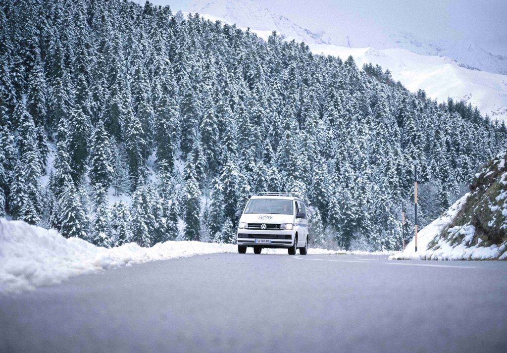 van-route-alpes-sapins-hiver