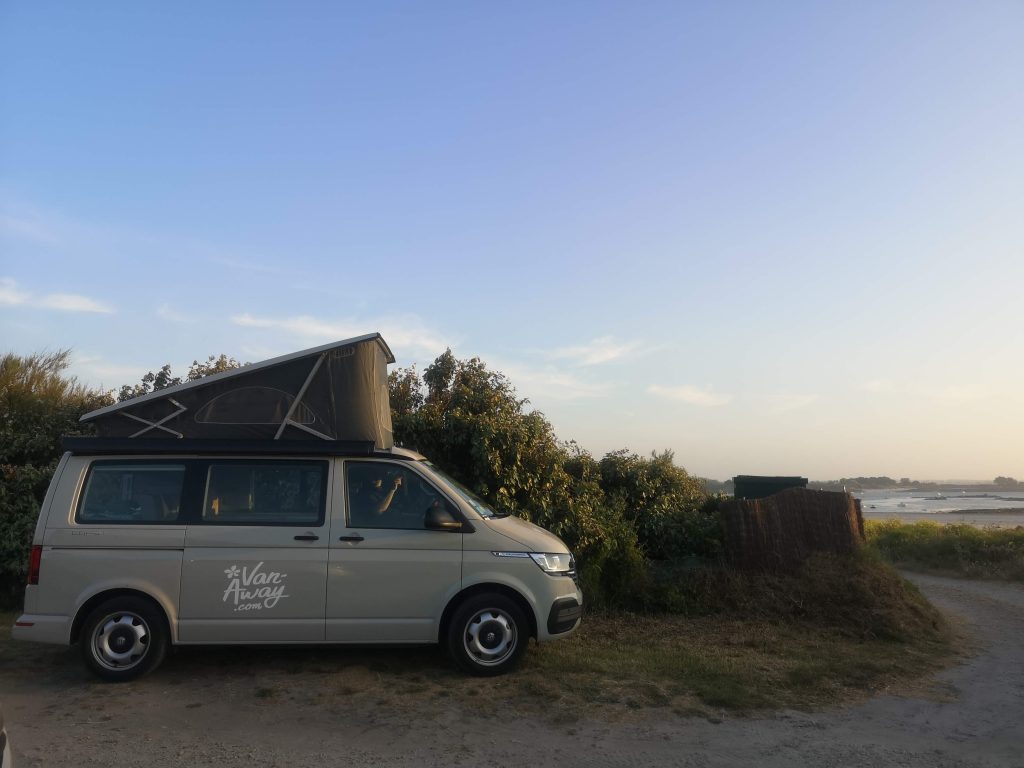 van-california-gris-buissons-plage-crepuscule