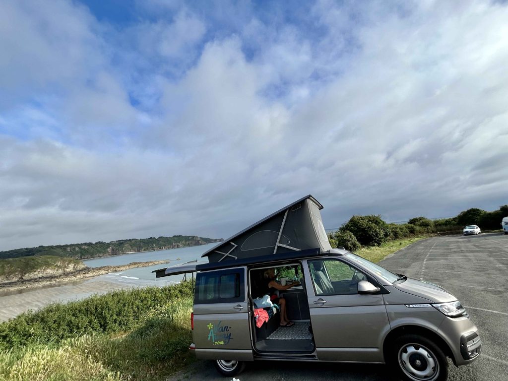 van parking falaise plage bretagne nature