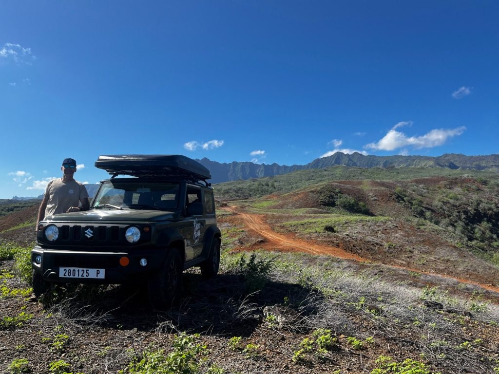 4x4-coffre-toit-polynesie-montagnes-van-away