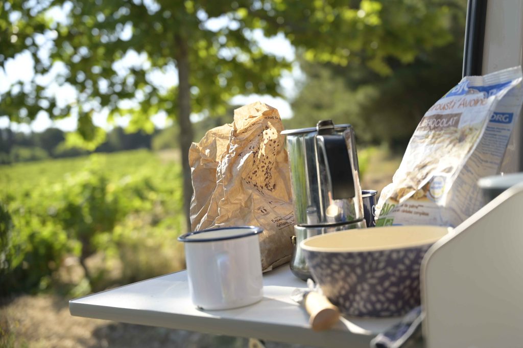 petit-dejeuner-tasse-cafe-table-fourgon