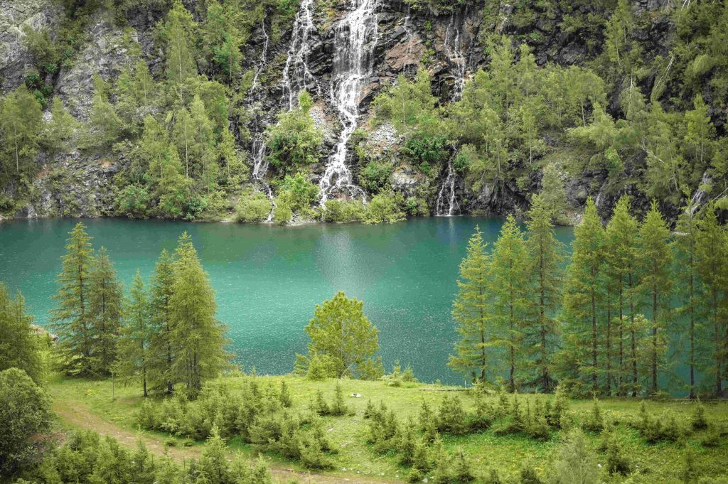 lac-montagne-pyrenees-sapins-spot