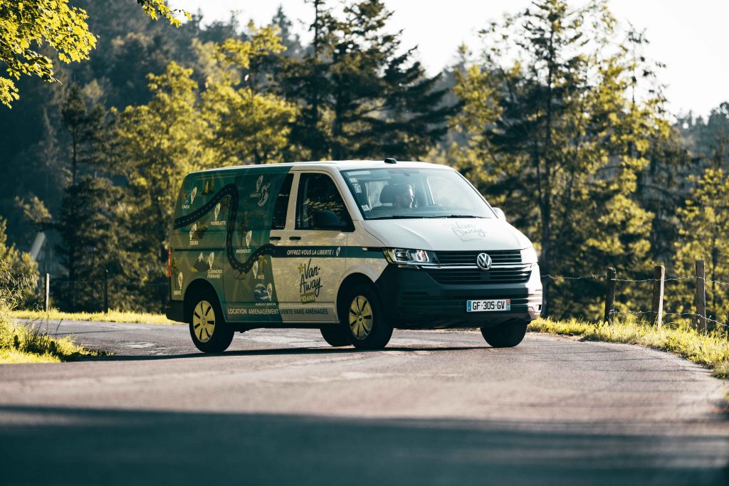 van-away-fourgon-foret