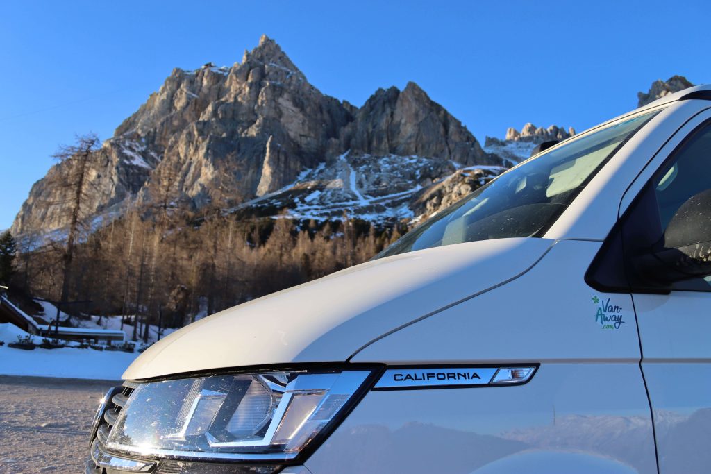 avant fourgon sommets alpins neige