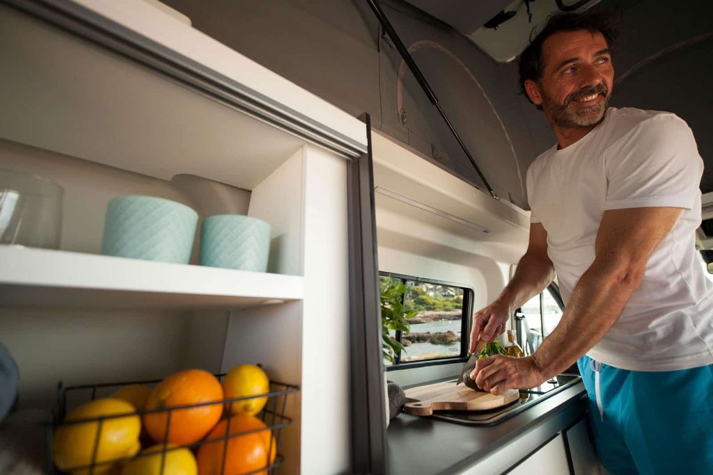panama van lifestyle cuisinier oranges couteau