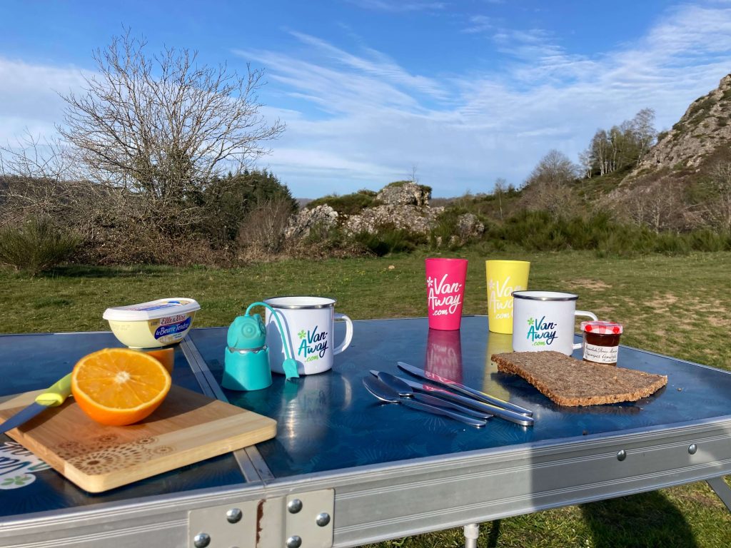 petit dejeuner van amenage orange tasses table depliante