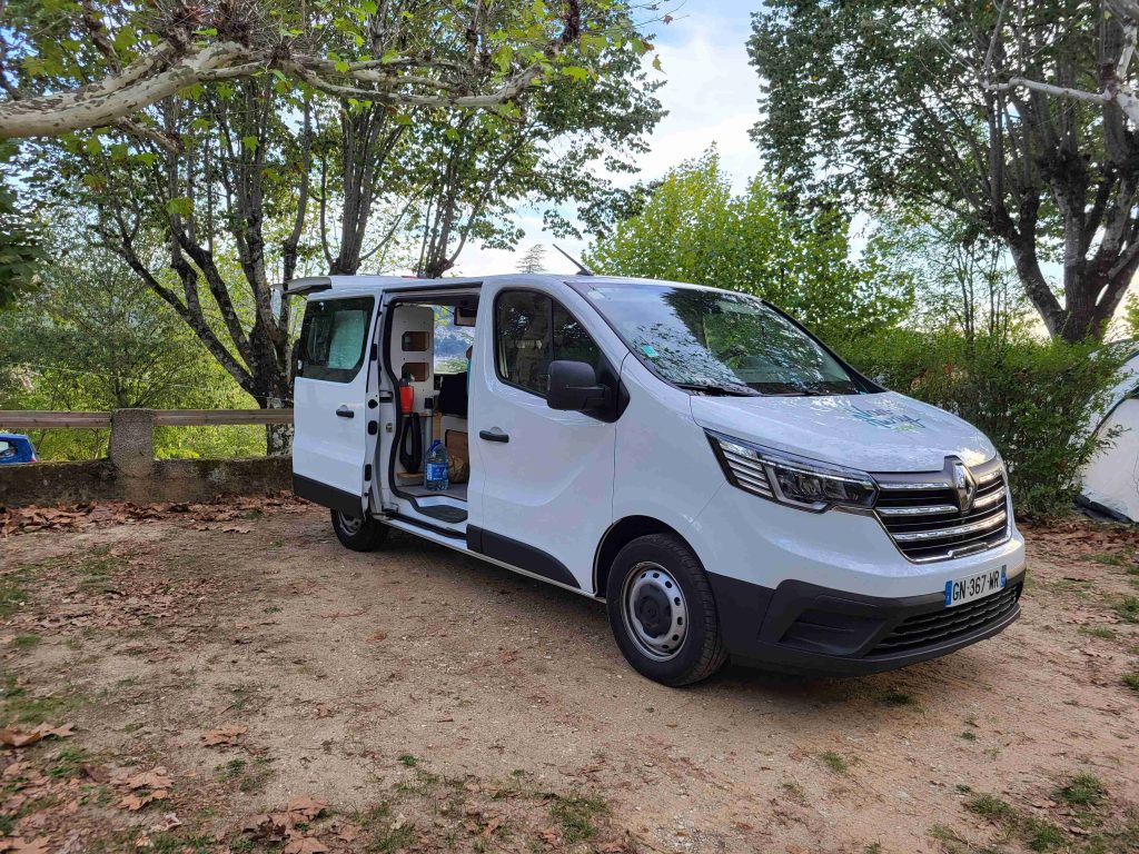 Van aménagé Renault sur une aire de camping