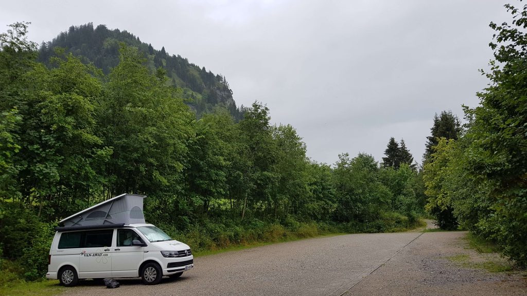 bord route van stationnement foret
