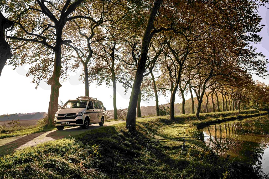van away arbres soleil route lac