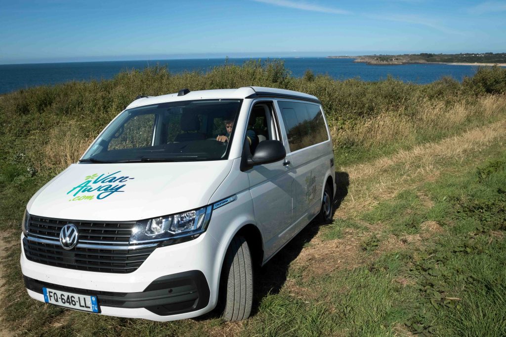 van away falaise ocean buissons