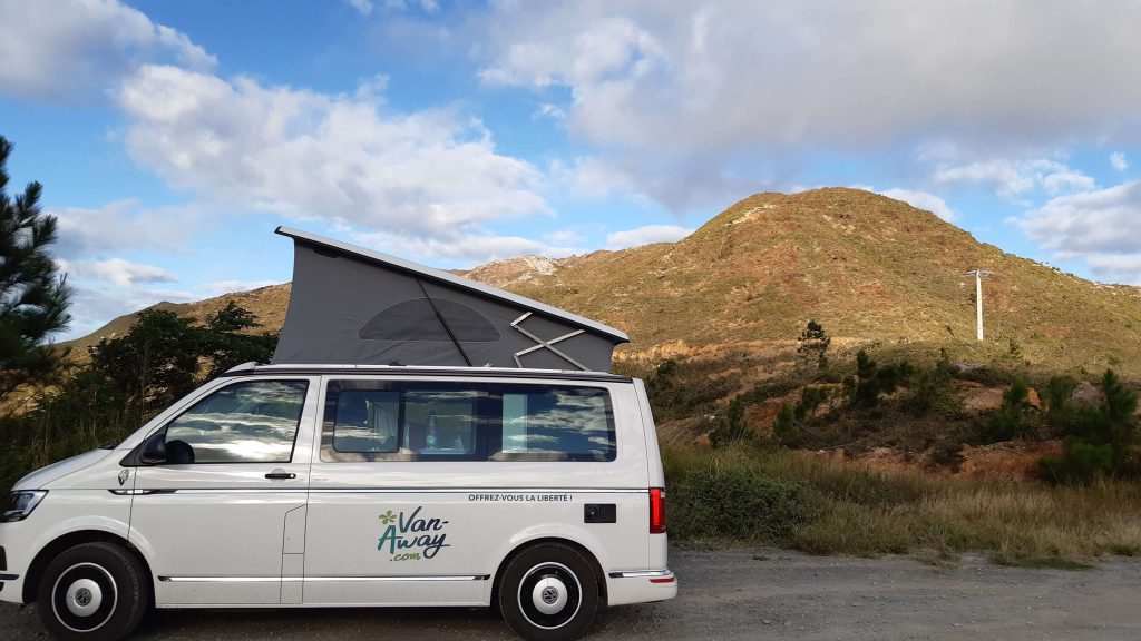 van stationne flanc montagne nature