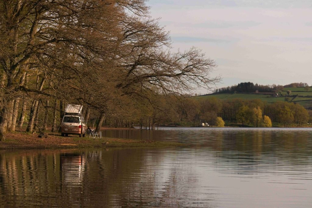 van tente toit bord lac automne