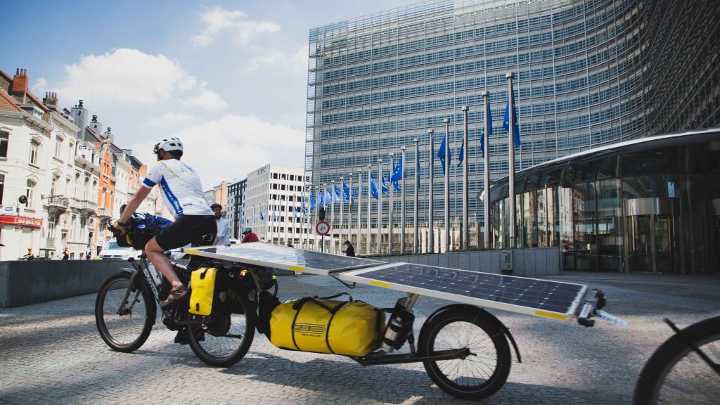 velo panneaux solaires equipement drapeaux cycliste