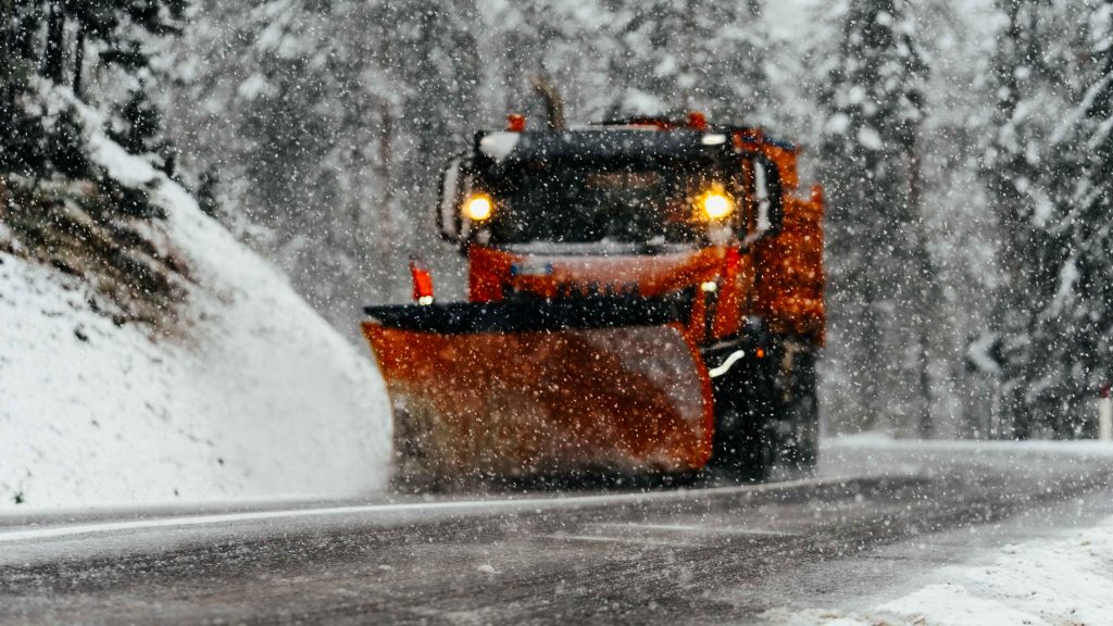 deneigeuse rouge hiver tempete route