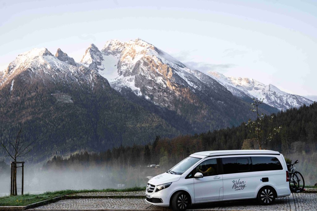 fourgon amenage montagnes brume hiver sommets neige