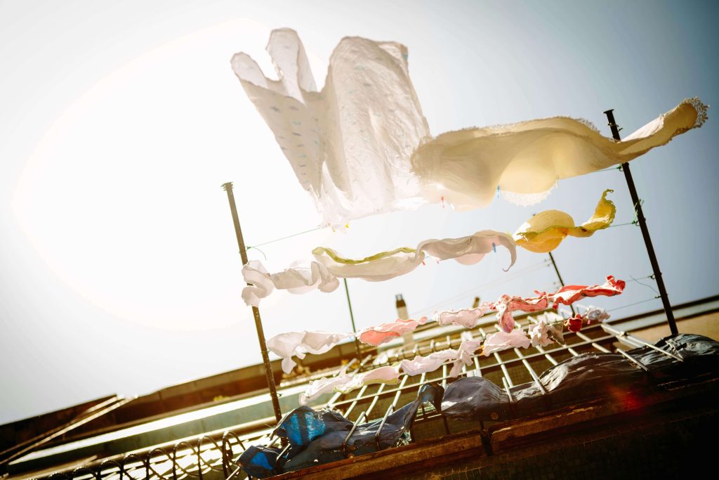 lessive etendue soleil linge etendoir