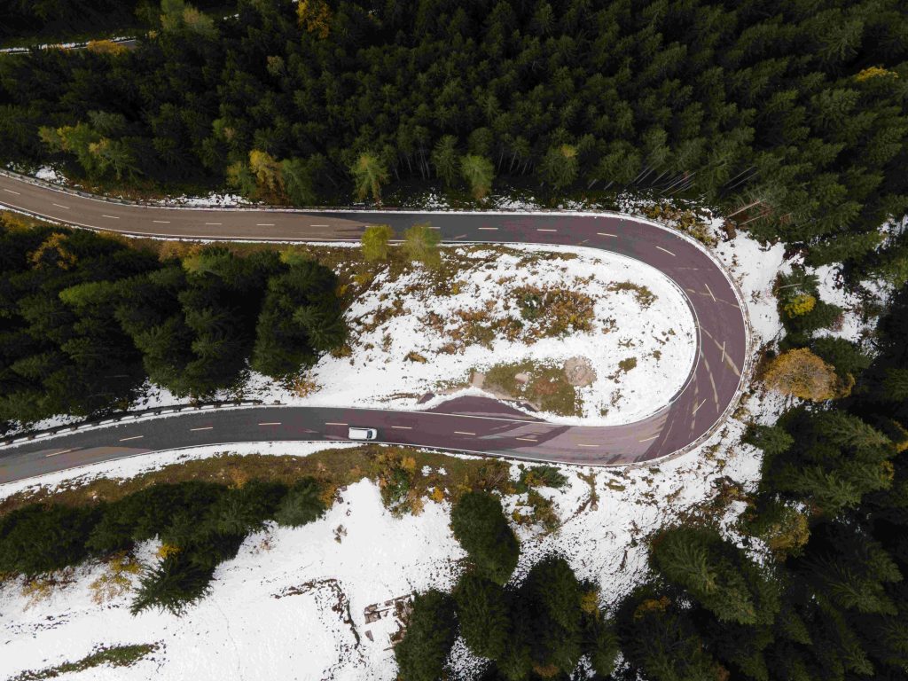 route montagne van drone neige