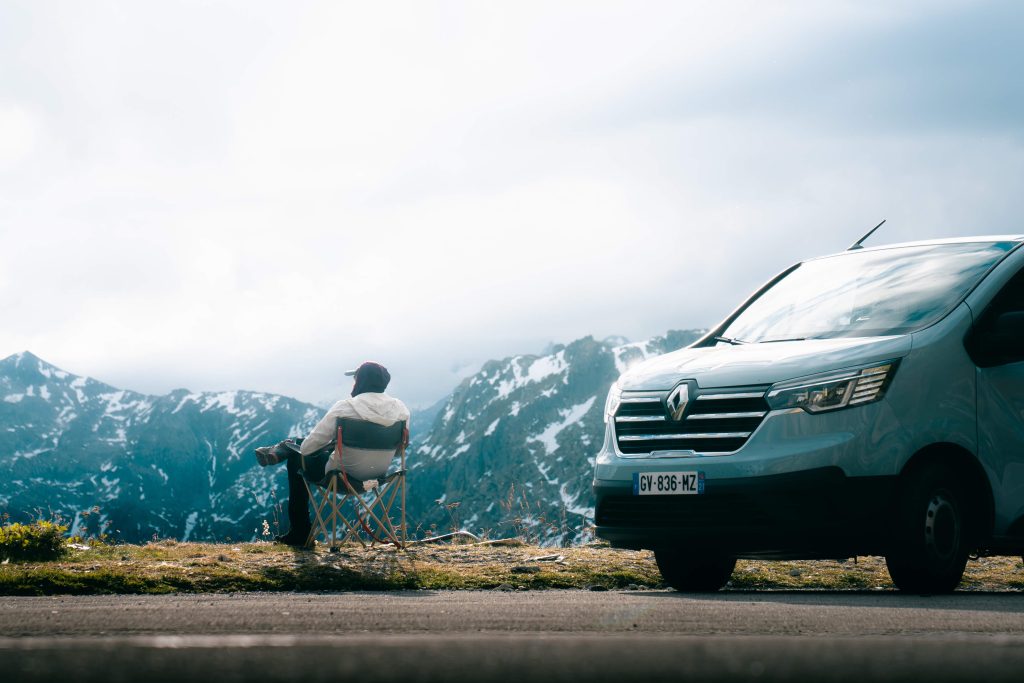 van amenage brume hiver montagnes homme assis