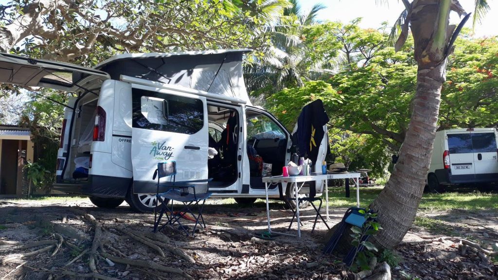 van amenage ouvert table camping tente toit