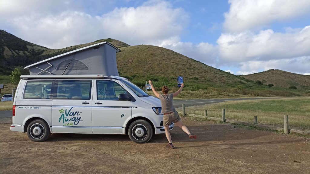 van away homme collines tente toit