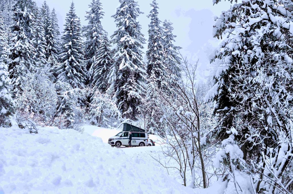 van away sommet montagne neige