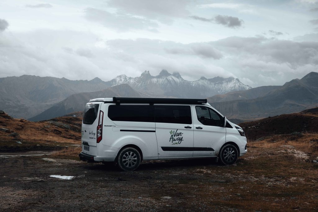 van away sommets montagnes enneiges