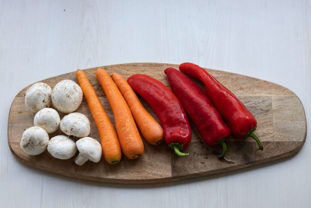 champignons carottes poivrons planche