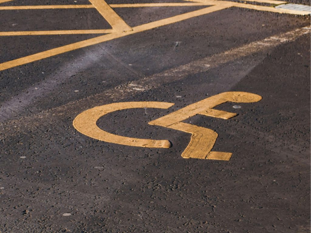 emplacement stationnement personne handicapee