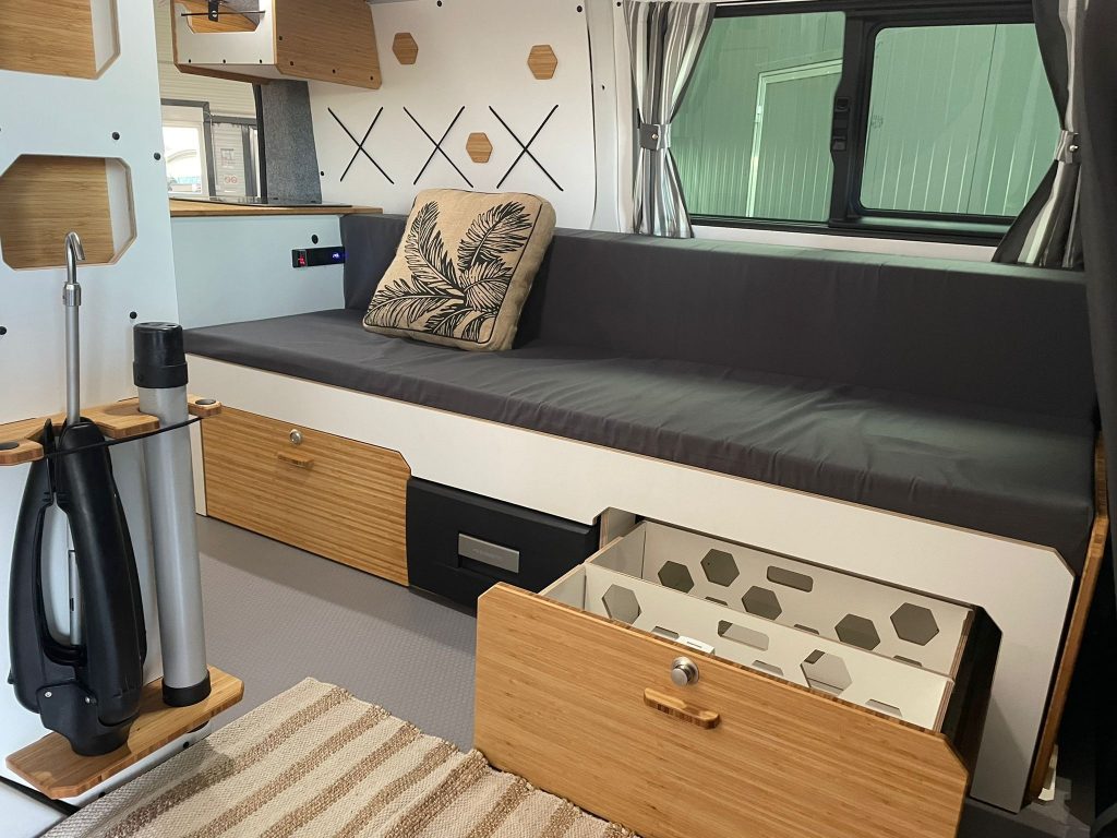 interieur van fourgon amenage equipement