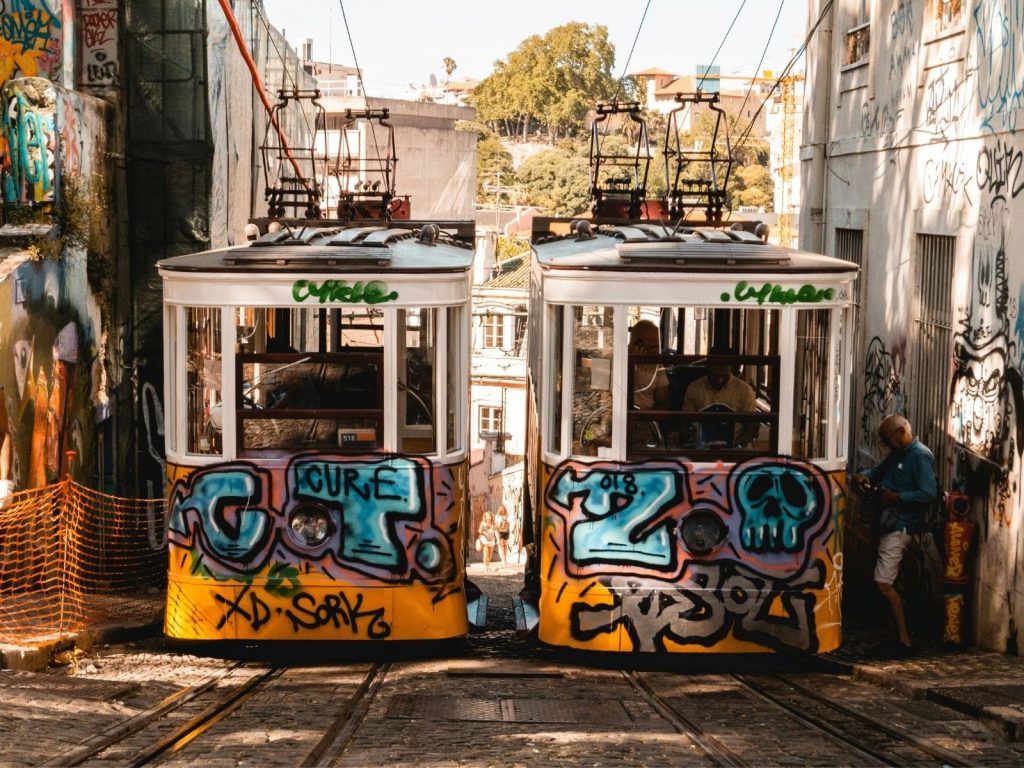 street art lisbonne tramway