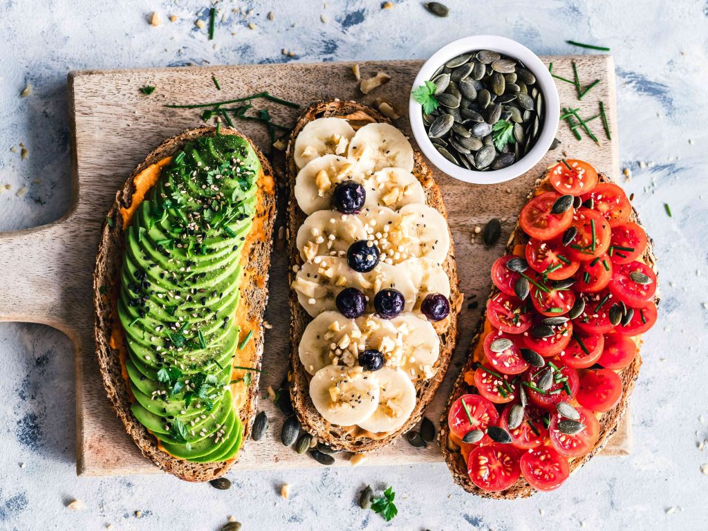 tartines vegan avocat bananestomates cerises