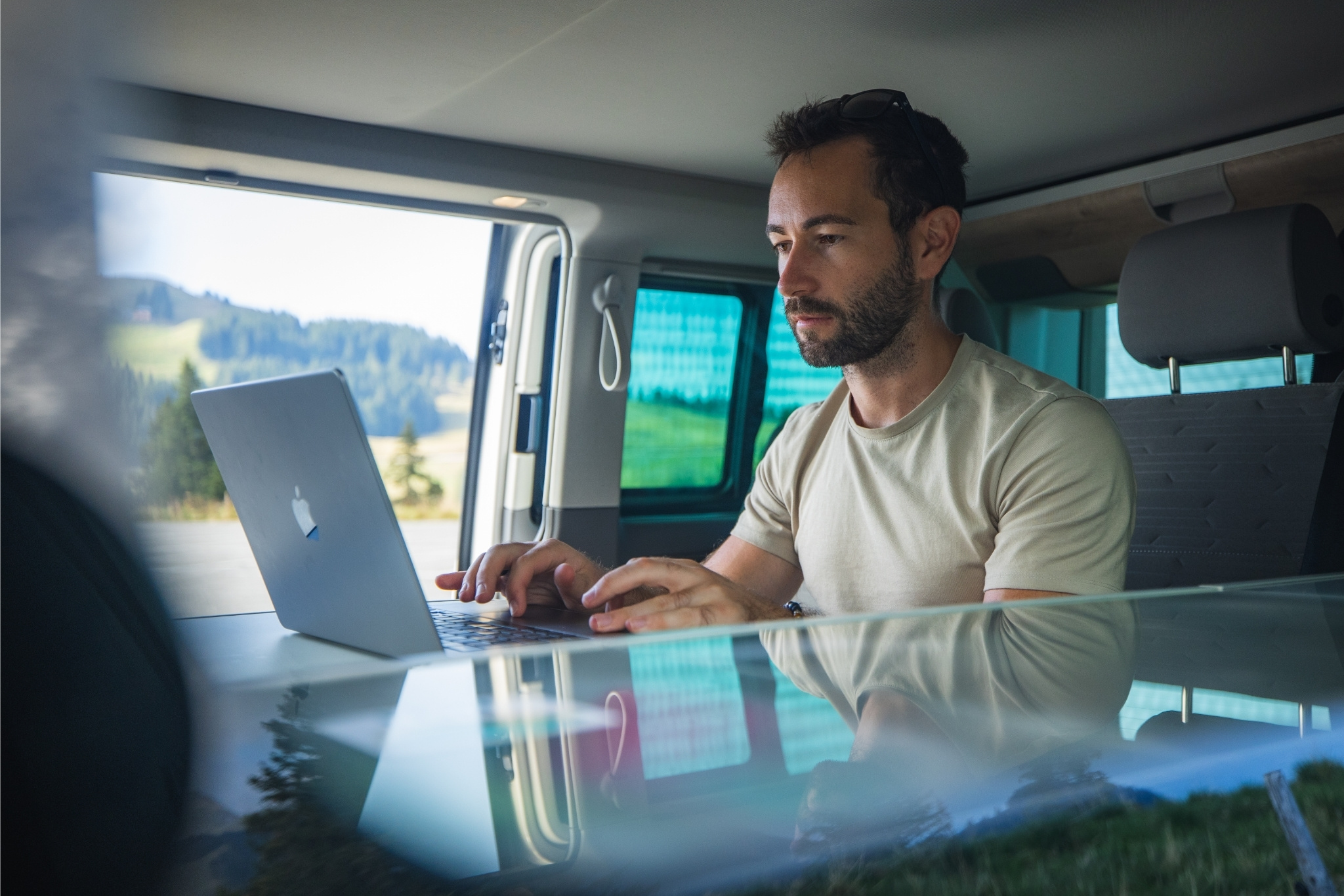 teletravail van amenage ordinateur portable