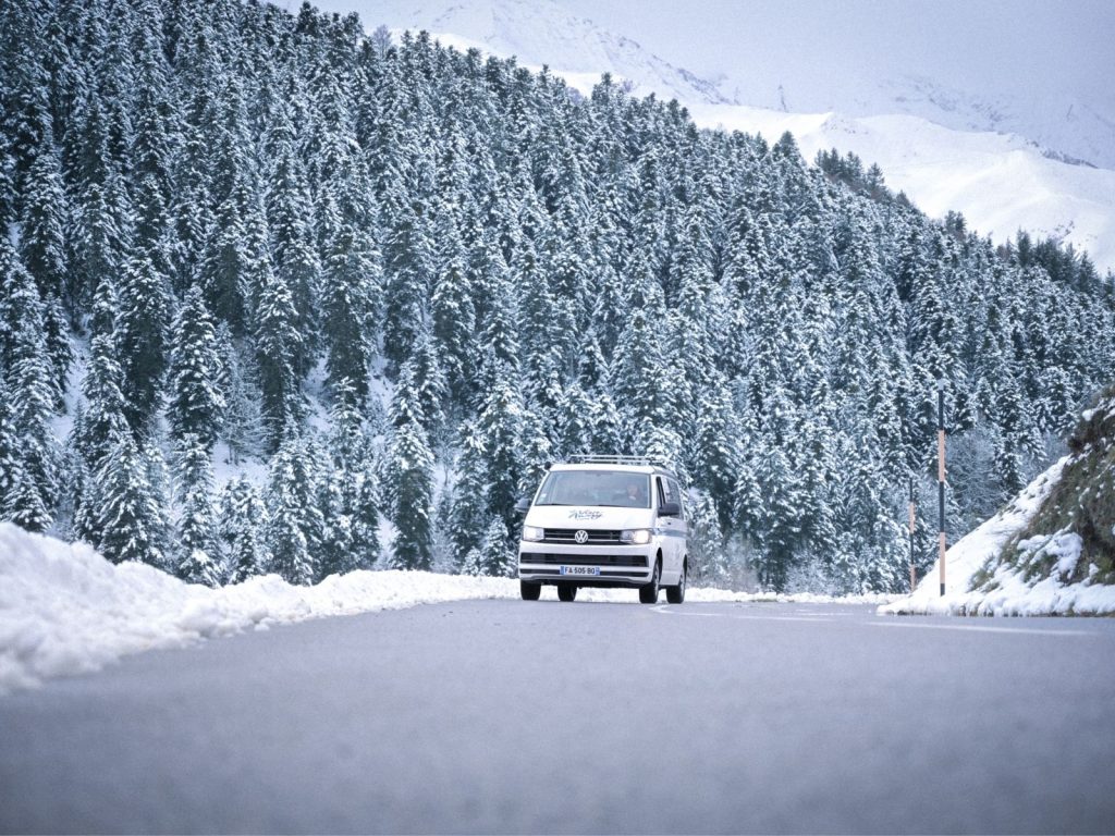 van amenage route neige sapins montagne