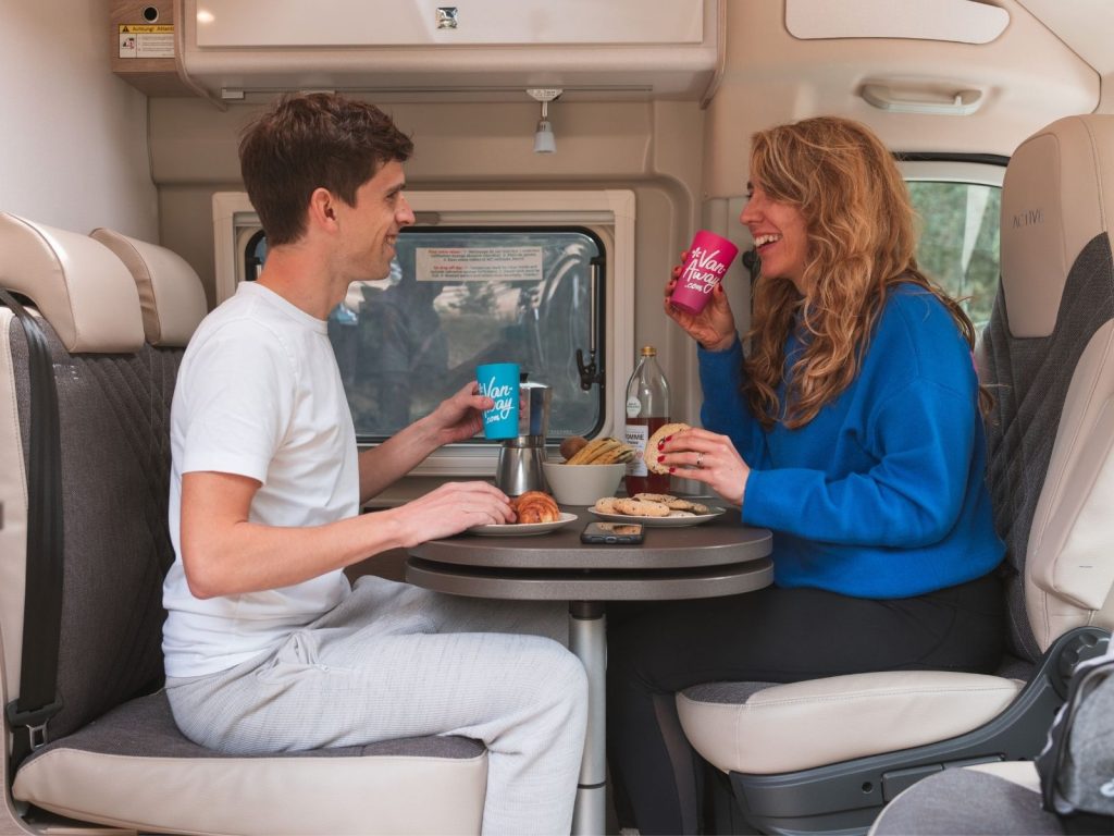 couple petit dejeuner table van amenage