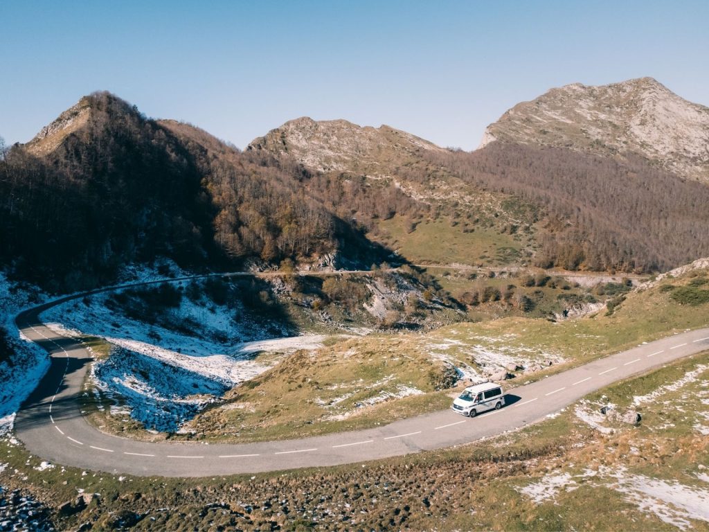 fourgon amenage roadtrip route montagne neige