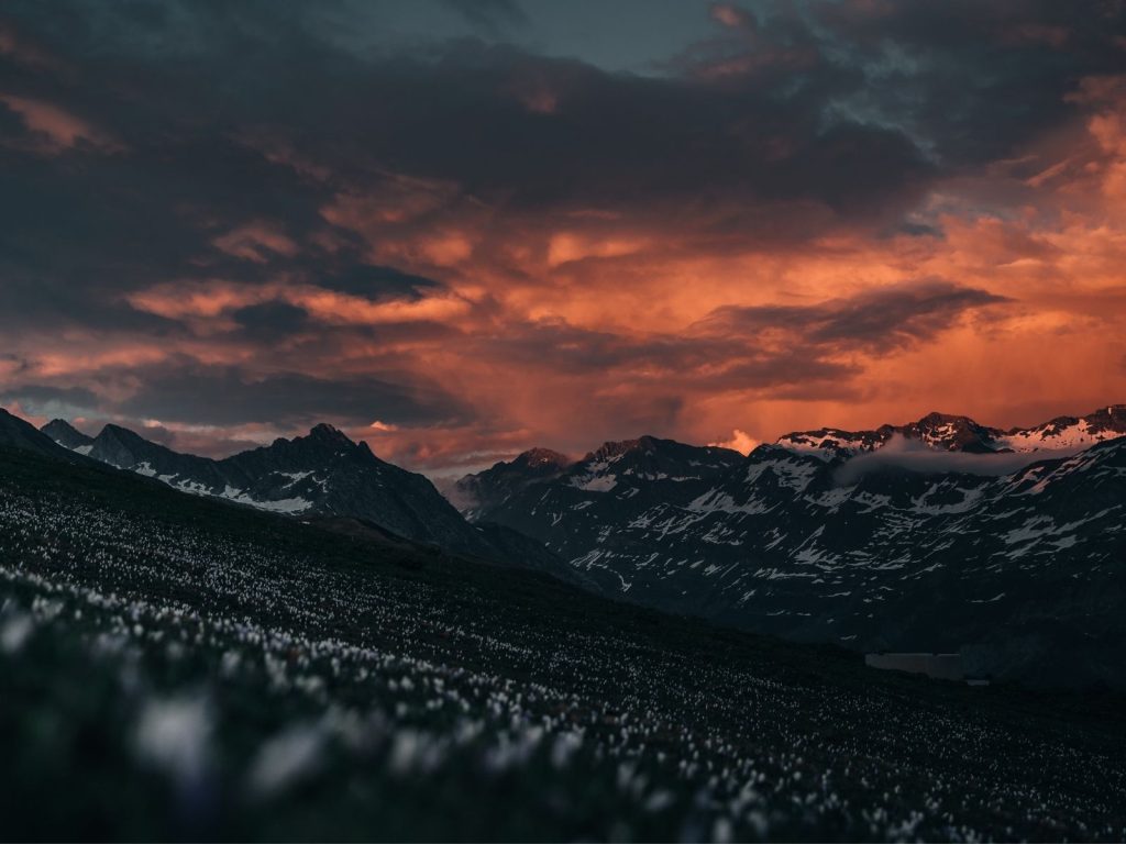 paysage volcanique montagnes sommets soleil rouge