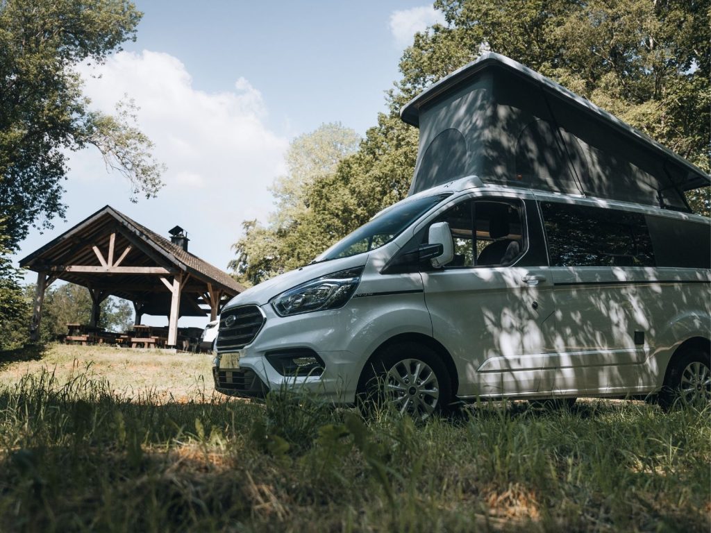 van amenage grange foret tente toit