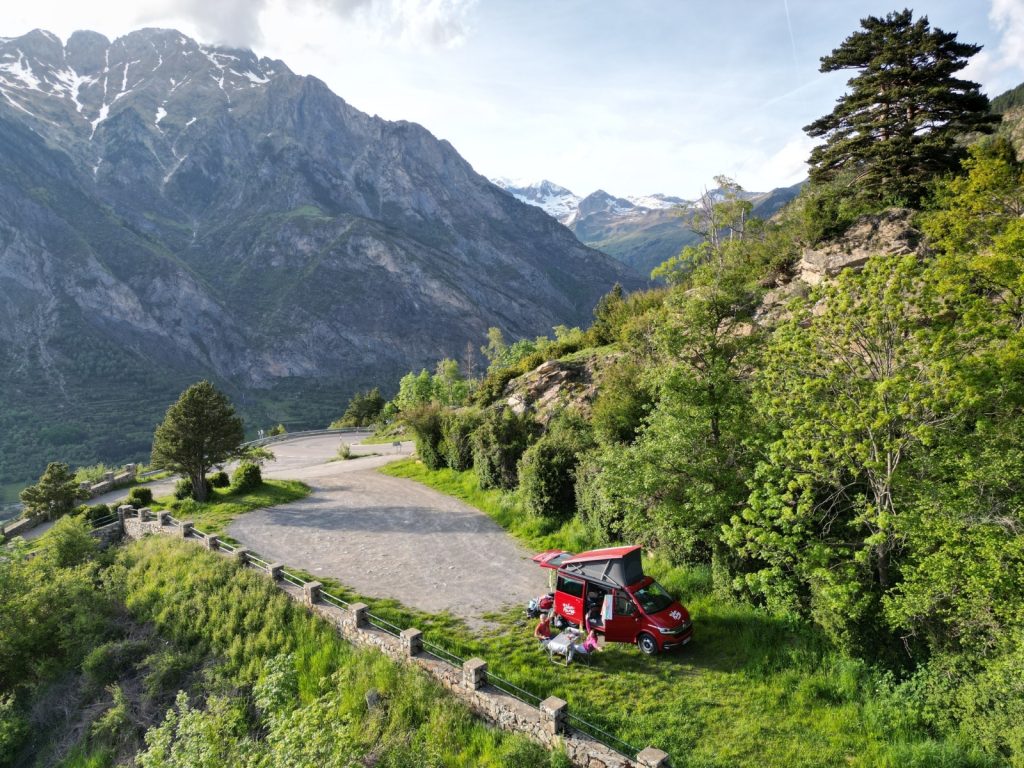 van amenage rouge tente toit montagne