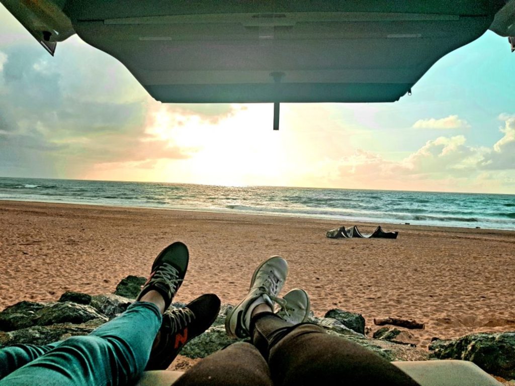 plage camargue couple fourgon amenage