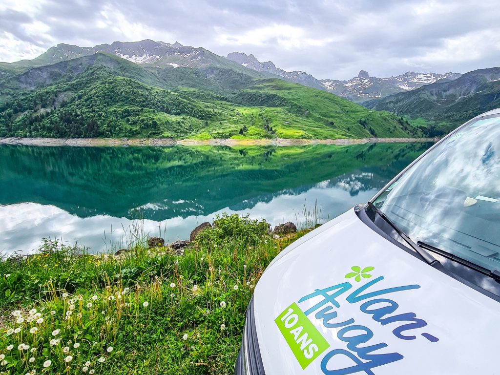 fourgon amenage lac montagne verdure