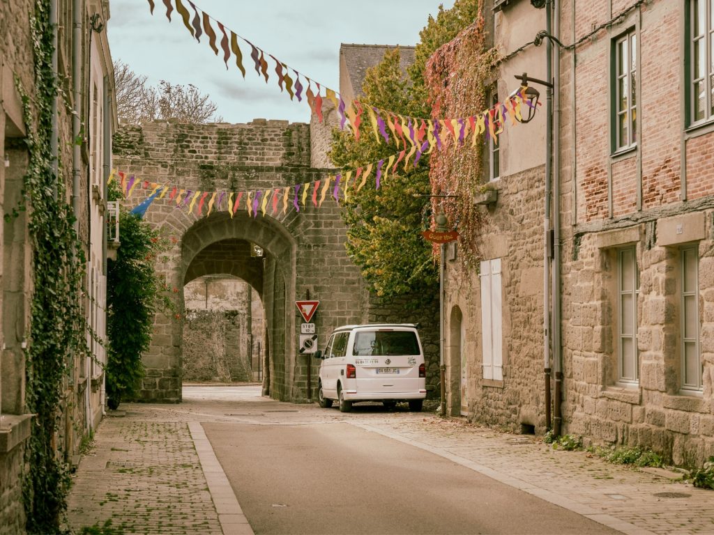 fourgon amenage ruelle village france