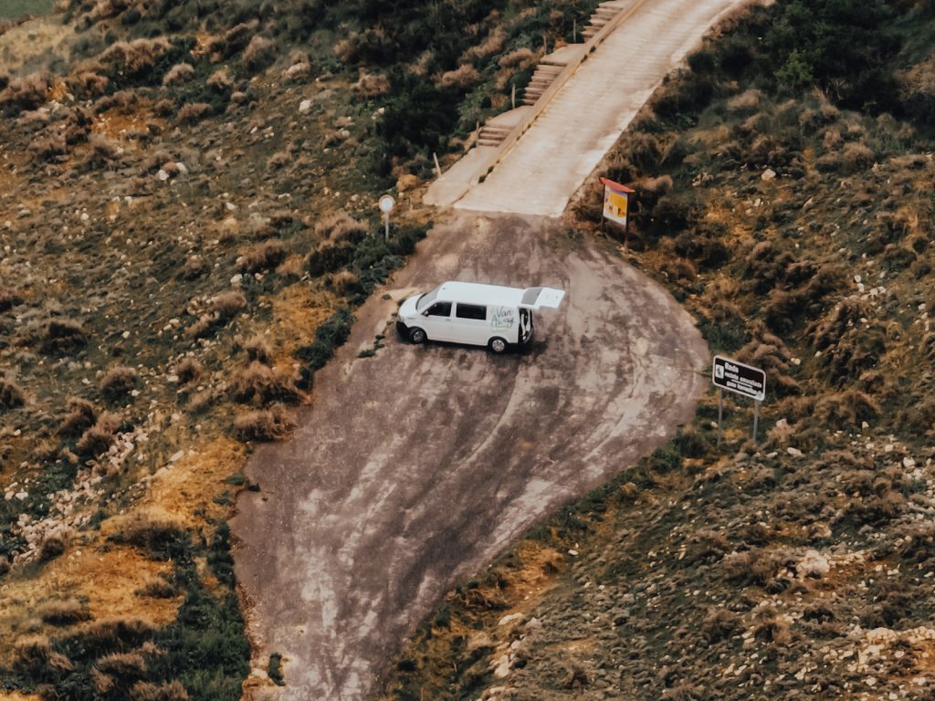 fourgon amenage stationnement nature