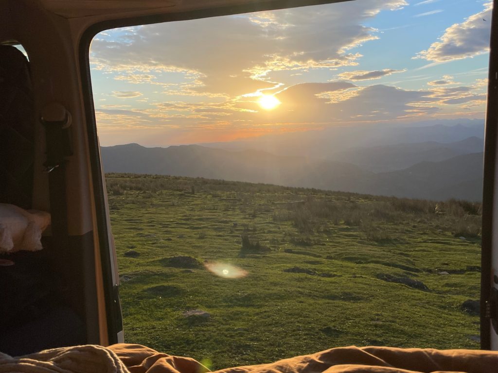 fourgon vue montagnes plateau soleil