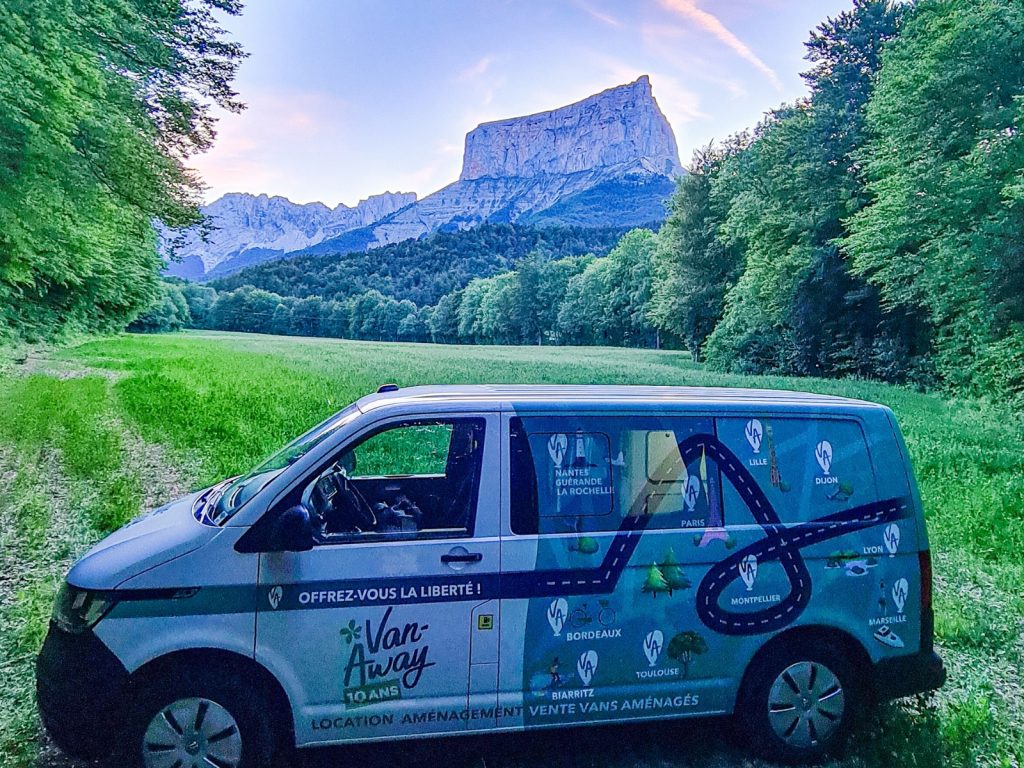 van amenage plaine verdoyante montagne