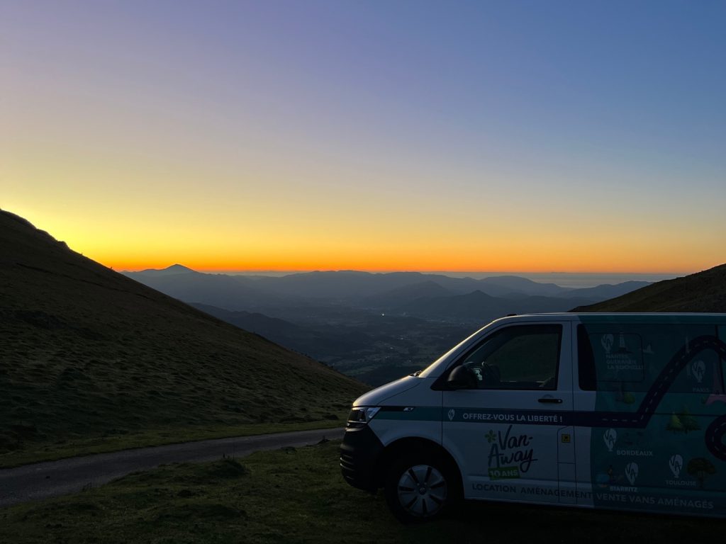 van montagnes panorama crepuscule horizon