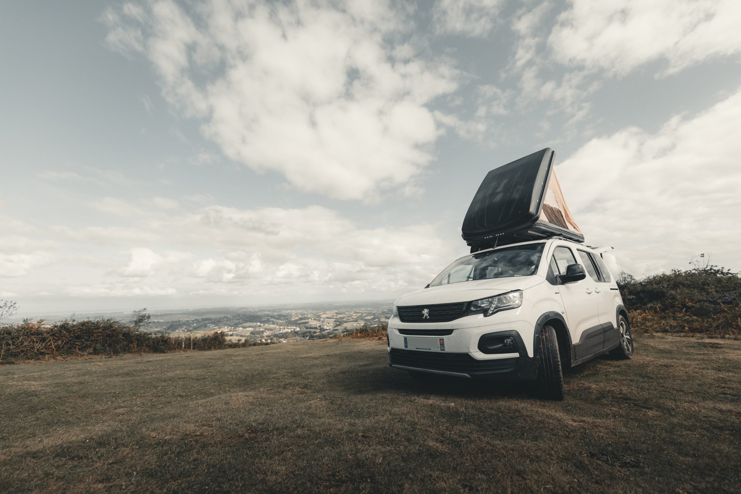 stationnement-van-amenage-pays-basque-montagnes-tente-toit|fourgon panama plage lifestyle|aire camping pays basque van|piments-espelette-fenetre-pays-basque|fourgon malaga montagne falaise|van campeo ushuaia store ouvert